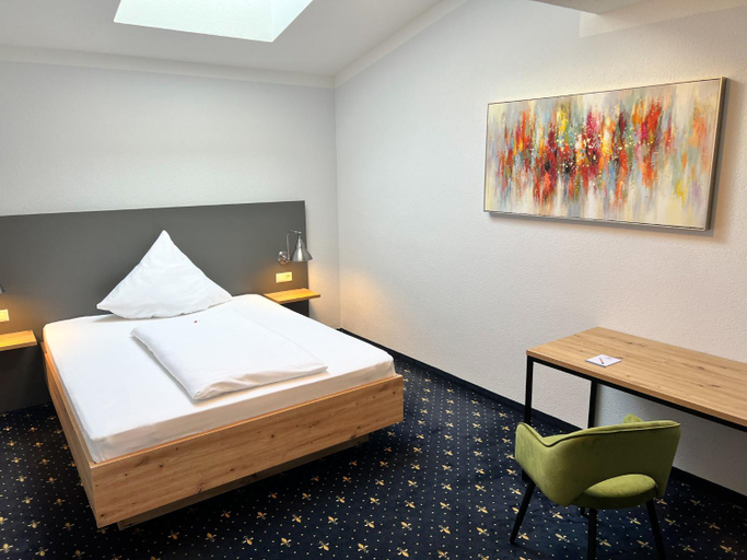 Bedroom 2, stadthotel miya, Main-Tauber-Kreis