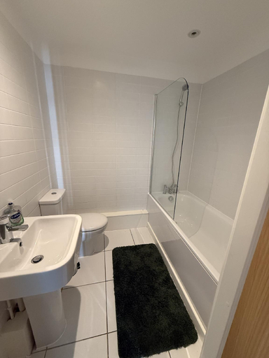 Bathroom, Spacious City Centre 2 Bedroom Apartment, Sefton