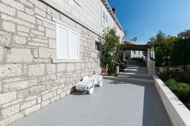 Courtyard 2, House Cvijeta, Lumbarda