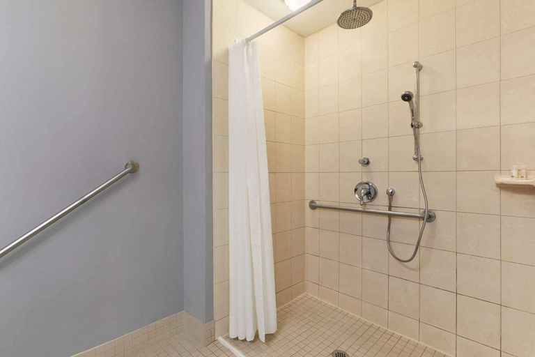 Bathroom 4, Signature Stay Inn and Suites, Hamilton