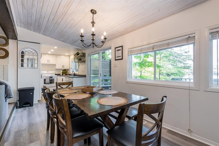 Private kitchen 4, Casa Albanese on Farlain Lake, Simcoe
