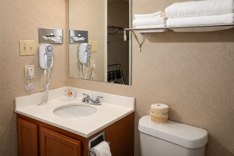 Bathroom 4, Super 8 by Wyndham Gallup, McKinley