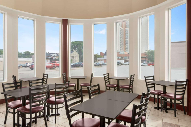 Food & Drinks, Signature Stay Inn and Suites, Hamilton