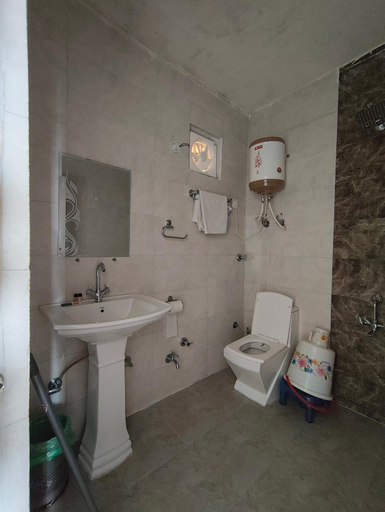 Bathroom, Gliders Inn- Curated by Sukhdev, Kangra