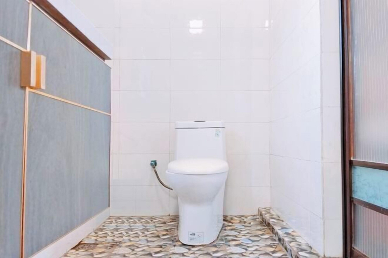 Bathroom 3, Mingshanju Inn, Baoshan