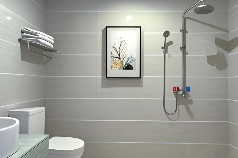 Bathroom, Zhonglv Hotel, Jieyang