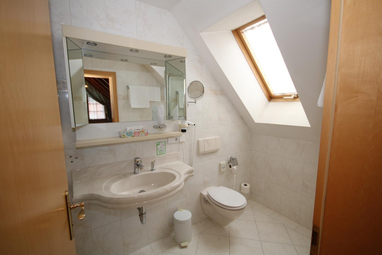 Bathroom 3, Hotel-Restaurant Hirsch, Ortenaukreis