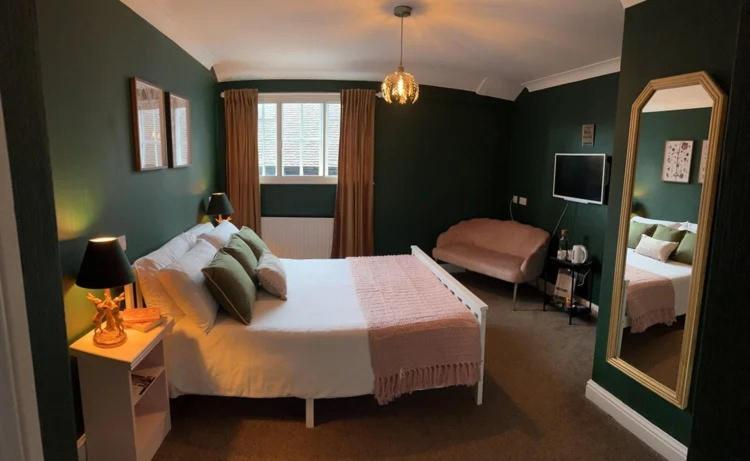 Bedroom, Ye Olde Crown, Kent