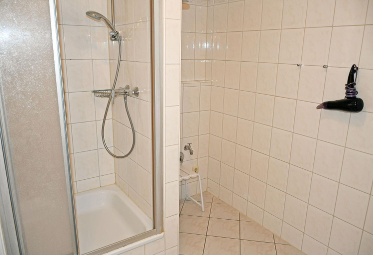 Bathroom 2, Appartementhaus mit Balkon 300 m bis zum Strand HSr, Vorpommern-Rügen