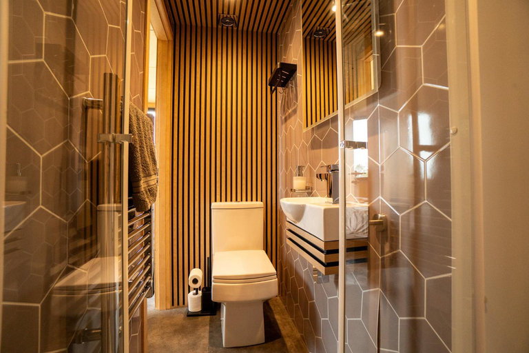 Bathroom, Beautiful cabins in Shaftesbury Dorset countryside, Dorset
