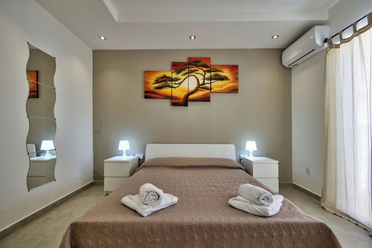 Room 4, Amazing Airy Apartment Surrounded by All Amenities