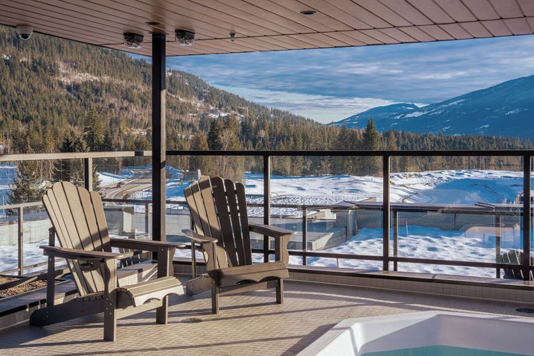 Outdoor spa tub 5, Powder and Par Penthouse, Columbia-Shuswap