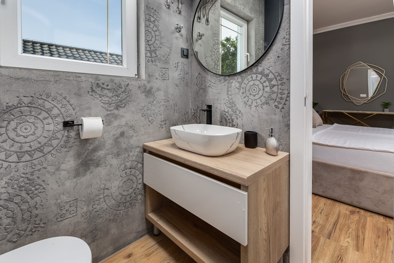 Bathroom 5, Villa Lea, Nin