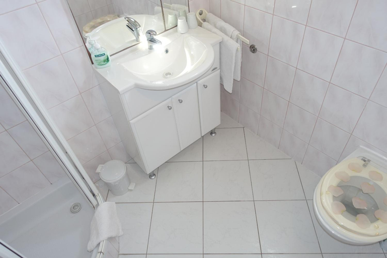 Bathroom 3, Apartmani Nin, Nin