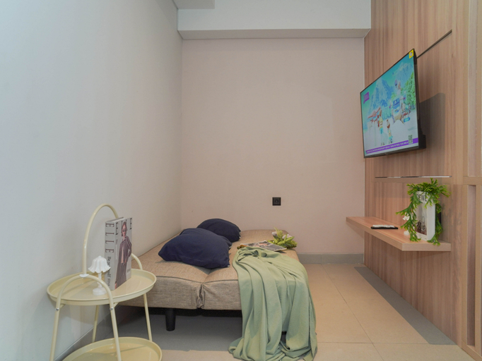 Living Room 5, Comfortable Beige Touch Studio at Apartment Carstensz Residence By Travelio, Tangerang Selatan