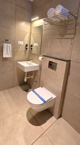 Bathroom 3, Liza Royale Hotel, Chennai