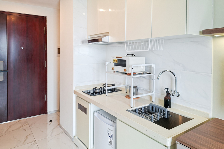 Others 5, Neat and Warm Studio Space at Apartment Sky House BSD By Travelio, Tangerang Selatan