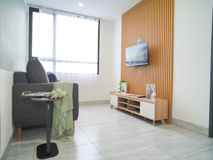 Living Room 2, Bright and Relaxing 2BR at Collins Boulevard Apartment By Travelio, Tangerang
