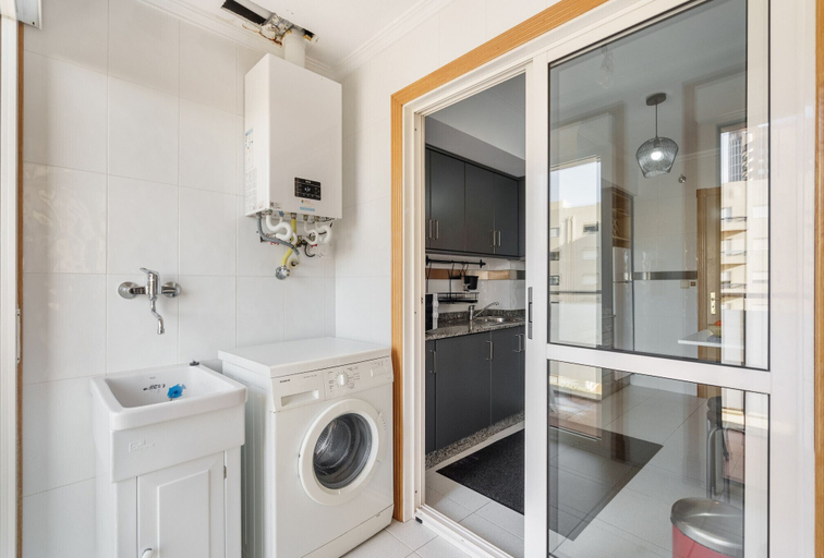 Room 5, Sunny Beachside Escape by Minho s Guest, Póvoa de Varzim