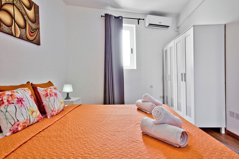 Room 2, Central Sunny Apartment + Views of Valletta City