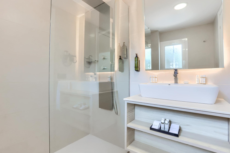 Bathroom 3, Wyndham Mallorca Portocolom Resort, Baleares
