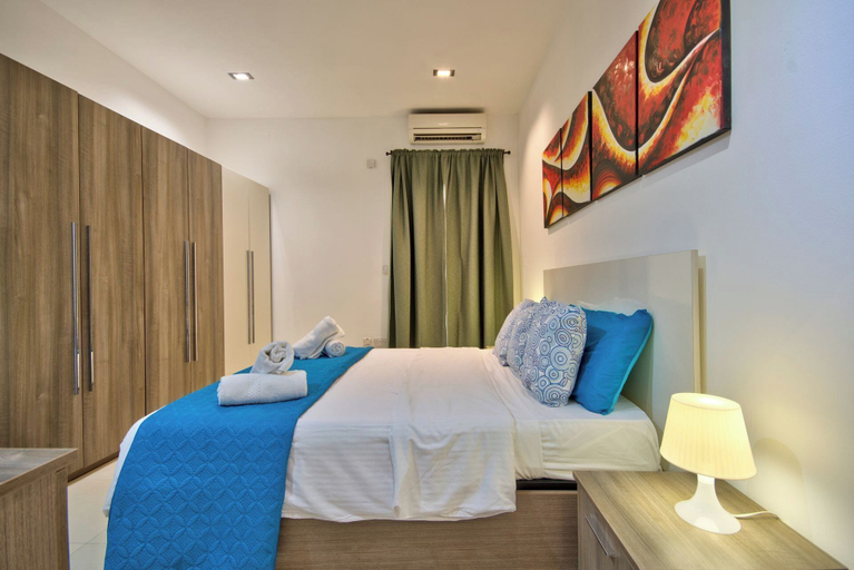 Room 2, St Julian's Coastline Apartment + Sea View Balcony, St Julian's
