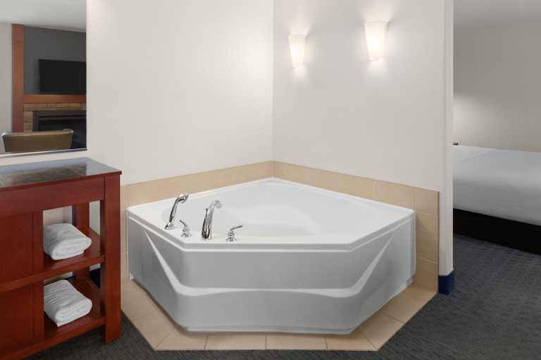 Bathroom 4, Super 8 by Wyndham Trois-Rivieres, Francheville