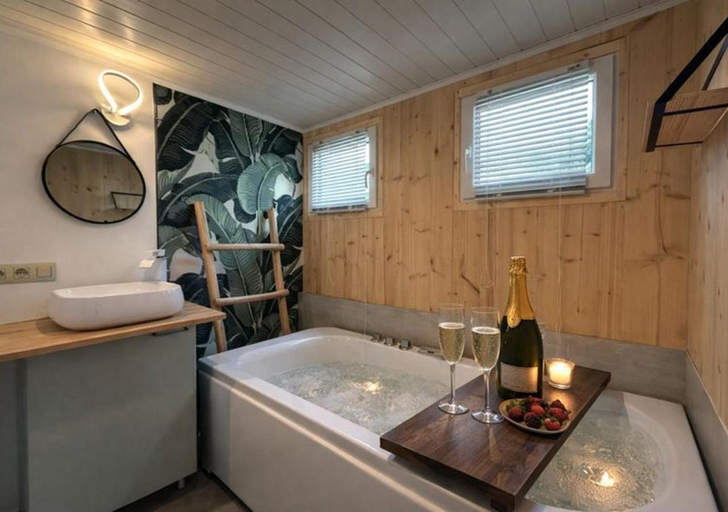 Bathroom 2, Meuse Cottage, Namur