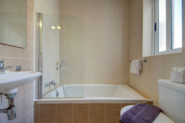 Bathroom 2, Exclusive Holiday Flat Steps to the Sliema Shops