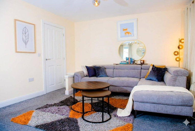 Living area 2, House - Sleeps 7 - Parking - 10min Drive to Centre, Manchester
