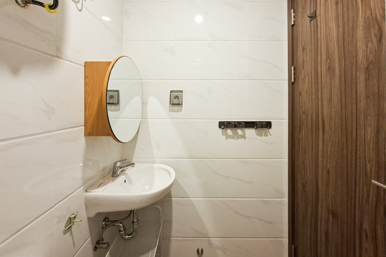 Bathroom 2, Neat and Warm Studio Space at Apartment Sky House BSD By Travelio, Tangerang Selatan