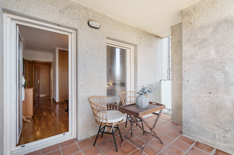 Room 3, Sunny Beachside Escape by Minho s Guest, Póvoa de Varzim