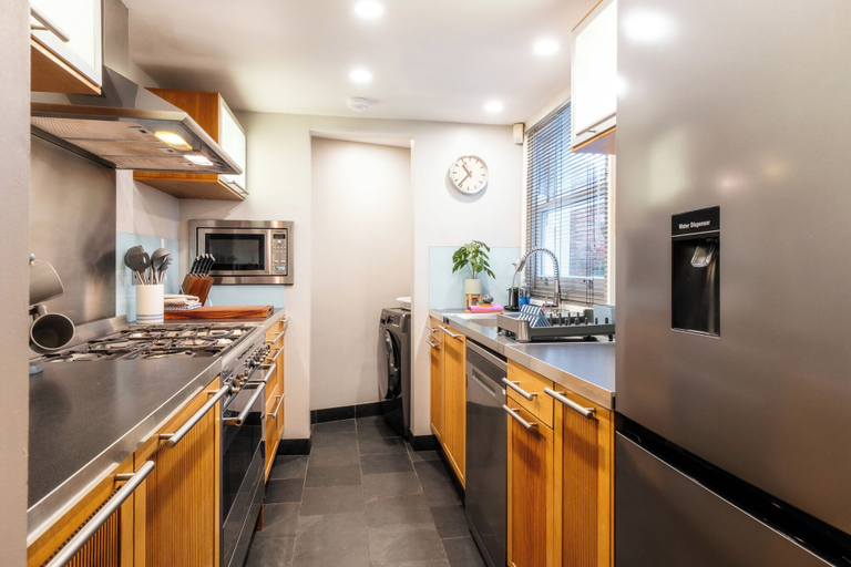 Private kitchen 2, Stunning 2BD Townhouse in Cheltenham, Gloucestershire