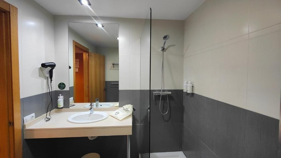 Bathroom 4, B&B HOTEL Miranda de Ebro, Álava