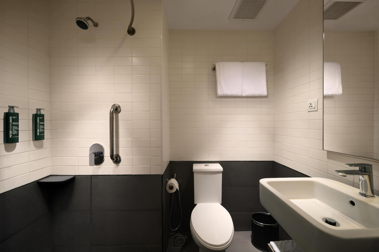 Bathroom 5, Hilton Garden Inn Kuala Lumpur Jalan Tuanku Abdul Rahman North, Kuala Lumpur