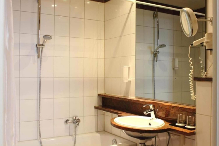 Bathroom 5, Wyndham Garden Berlin Mitte, Berlin