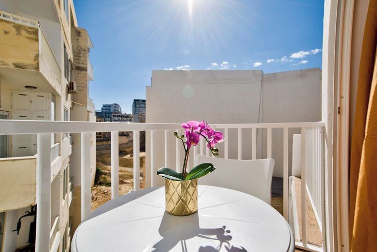 Balcony 4, Best Location Sliema Tower Road Apartment