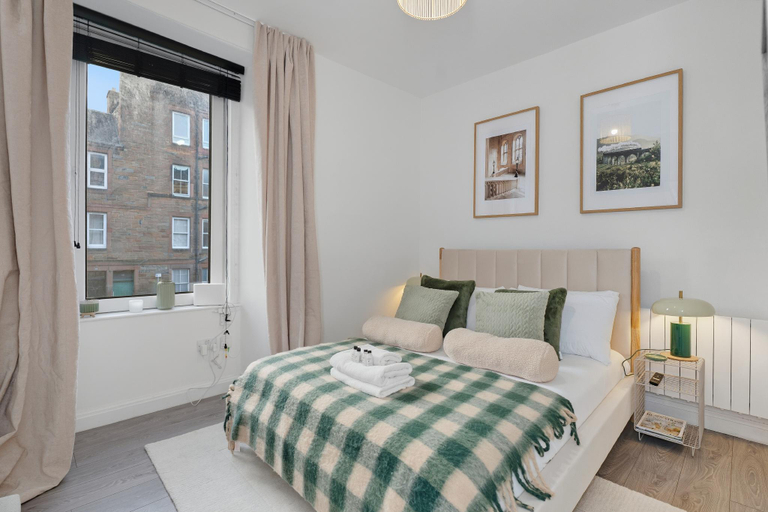Bedroom 2, Stylish 1 Bed Edinburgh City Centre Apartment, Edinburgh