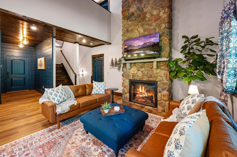 Living area 4, Blue Bird 3 Bedroom Cabin, Sevier