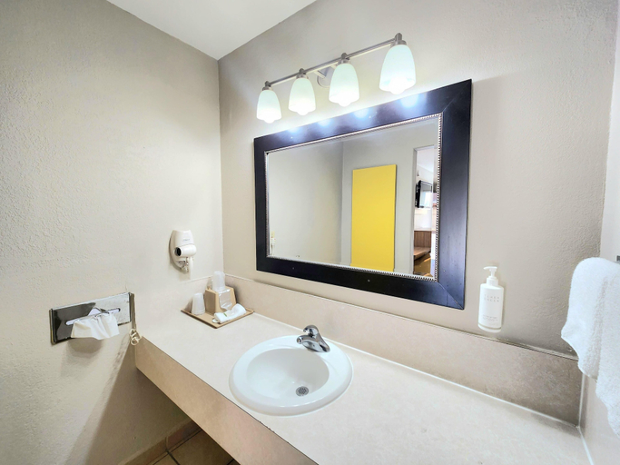 Bathroom 4, Days Inn by Wyndham McAllen, Hidalgo