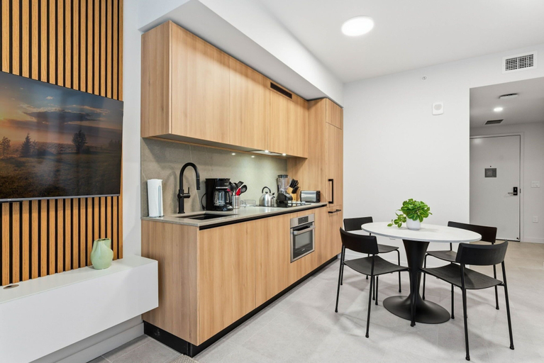 Private kitchen, 2BR + Den Downtown Miami for 5, Miami-Dade
