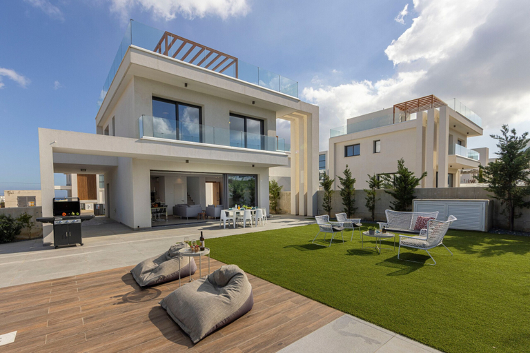 Exterior & Views
