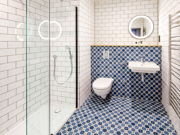 Bathroom 5, Mercure Oxford Hawkwell House Hotel, Oxfordshire