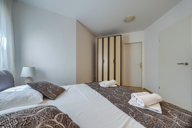 Room 5, A 2 Comfortable apt w Terrace & Garden, Near Beach, Split