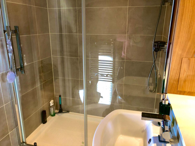 Bathroom 2, Modern Double Room, West Sussex