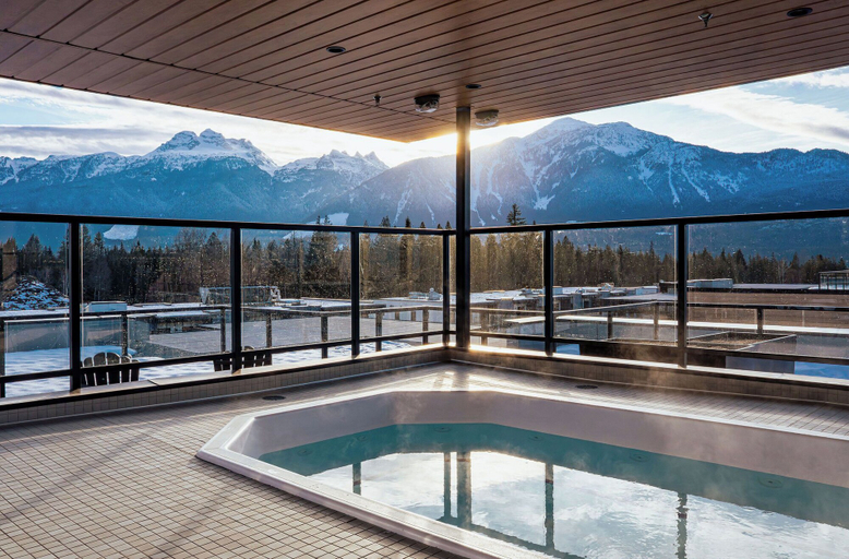 Outdoor spa tub 4, Powder and Par Penthouse, Columbia-Shuswap