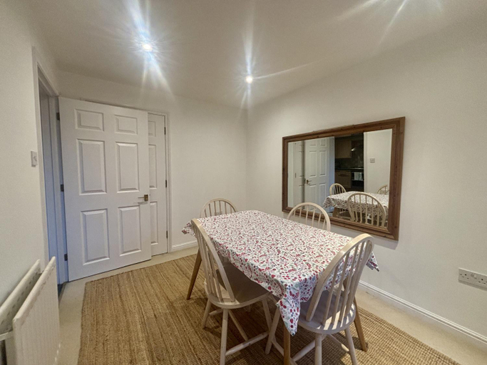 Others 5, Warfield Charming Three Bedroom House, Bracknell Forest