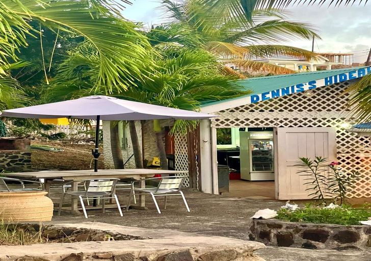 Outdoor dining 4, Dennis' Hideaway