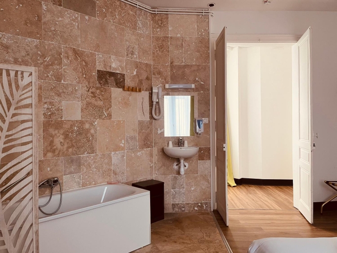 Bathroom 5, Hotel de la paix, Haute-Vienne