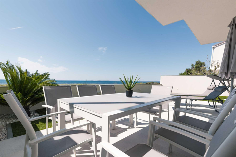 Others 5, CROWONDER REITERERS VILLA V2, Privlaka
